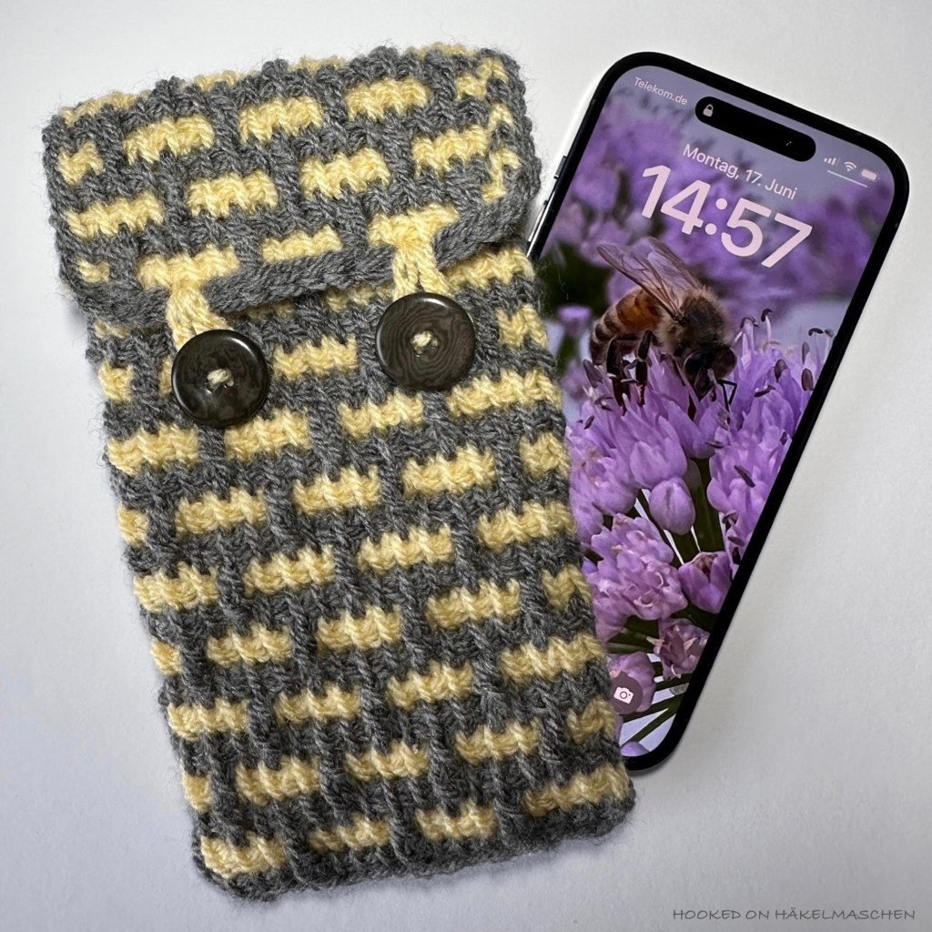 Tunisian crochet, cover for a mobile phone made in two colours, using the Tunisian brick stitch